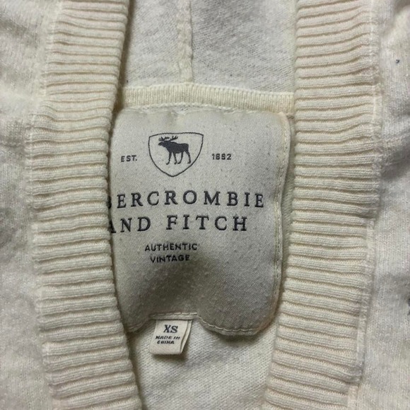 Y2K Women's Cream Abercrombie & Fitch sweater with elk embroidery - Picture 4 of 7